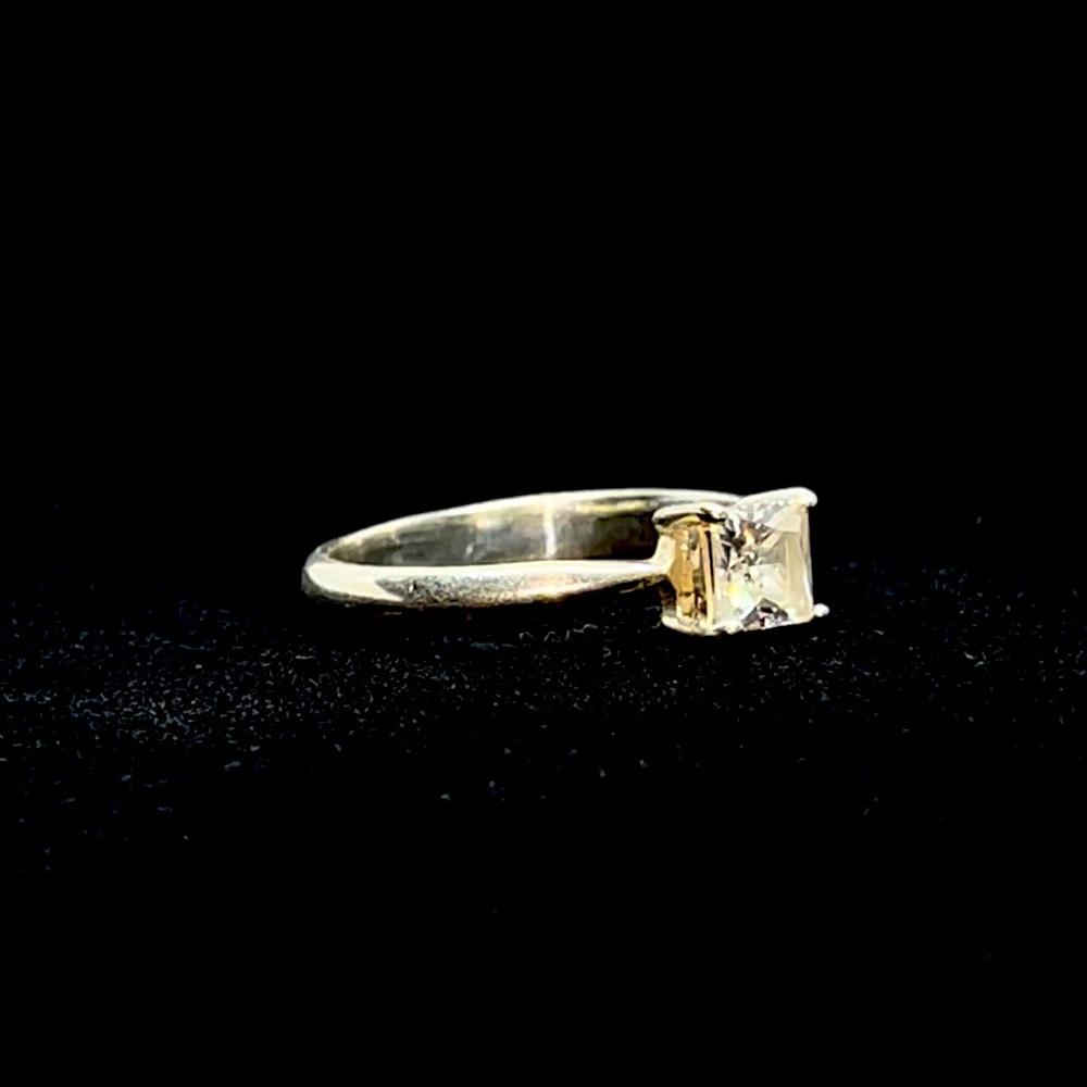 ENGAGEMENT RING WITH LAB STONE
